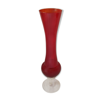 Vase type soliflore en verre rouge et pied transparent