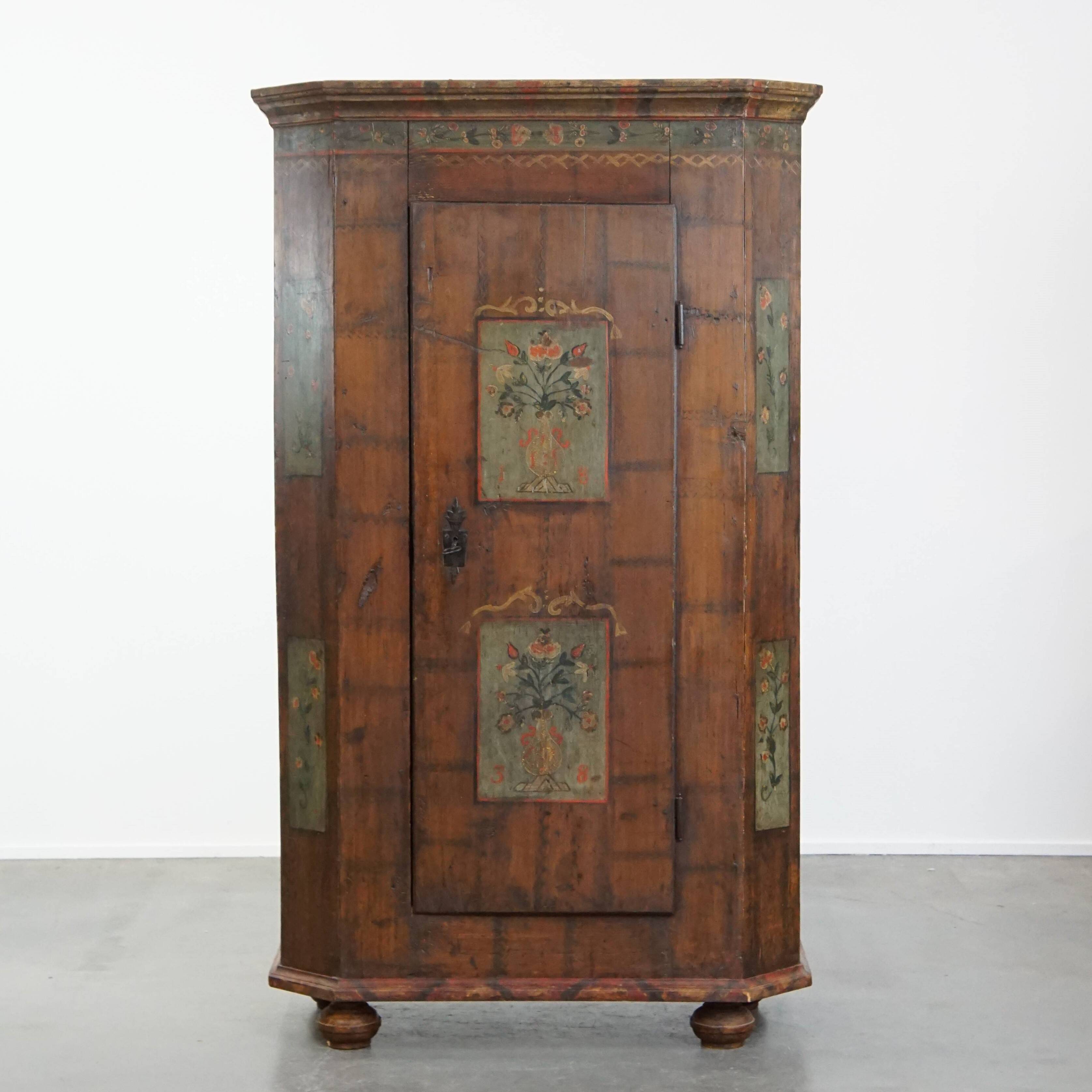 Buffet/armoire de mariée antique du XIXe siècle avec une porte