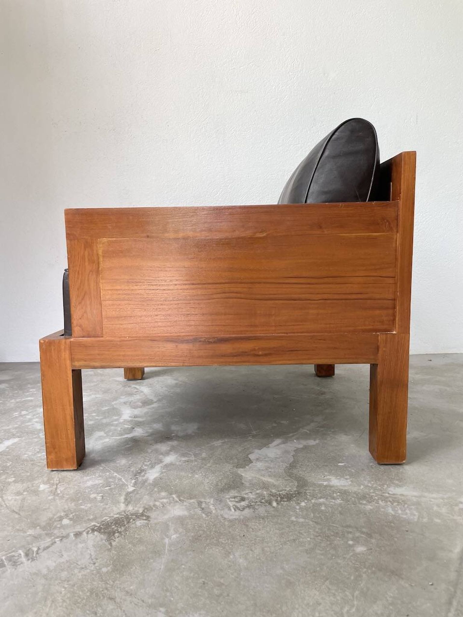 Fauteuil moderniste bois exotique et cuir