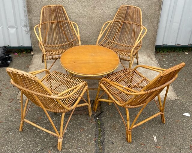 4 armchairs and 1 coffee table