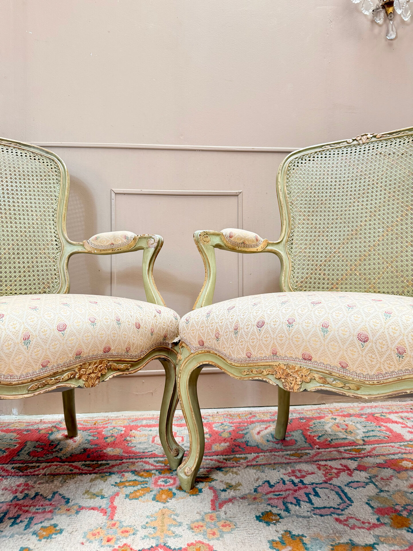PAIRE DE FAUTEUILS EN BOIS LAQUÉ DE STYLE LOUIS XV XIX EME SIÈCLE  