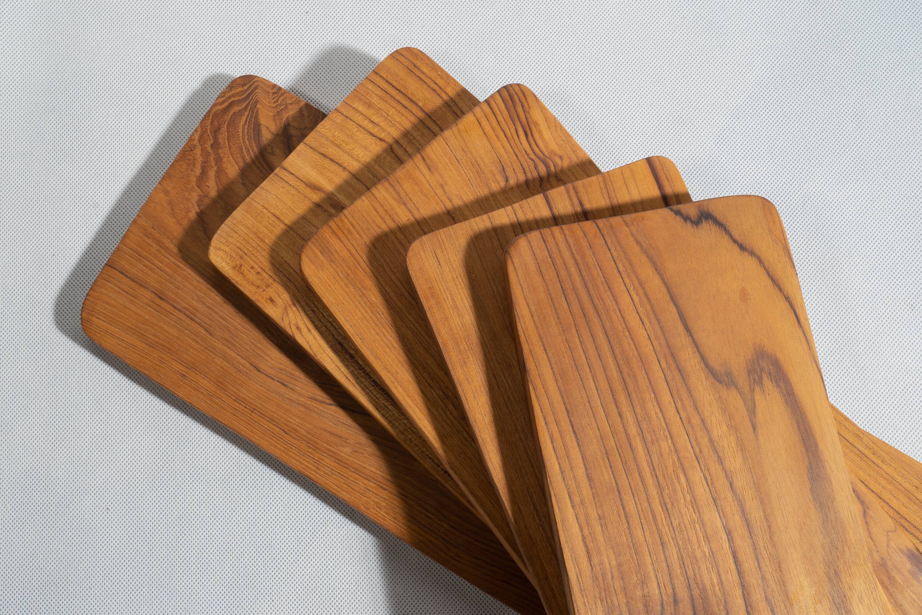 Cutting or presentation board of monoxyl teak with handle (T1)