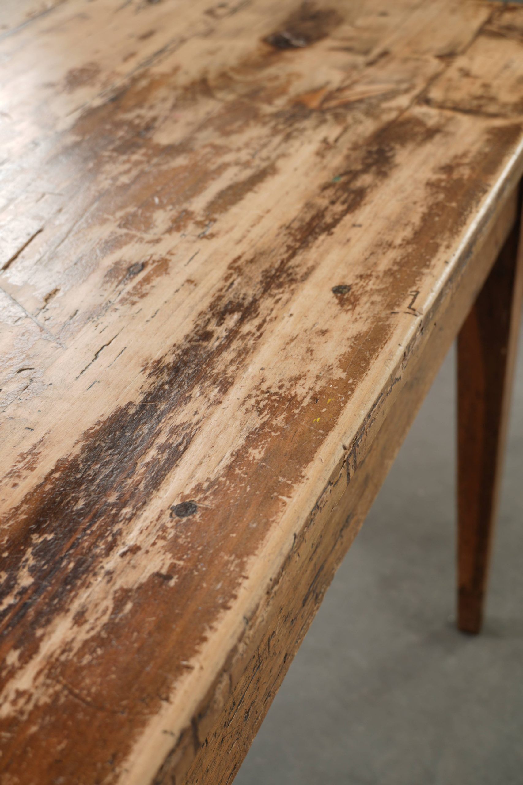 Table de ferme française du 19ème siècle pour 4 à 6 personnes.