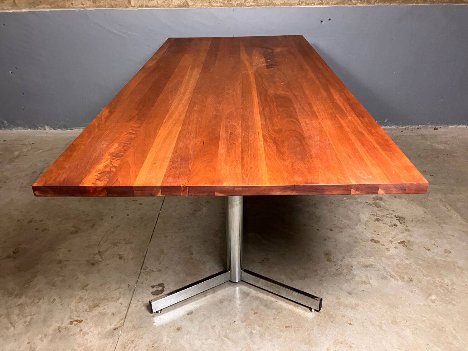 Table de salle à manger vintage chromée en merisier massif de style industriel