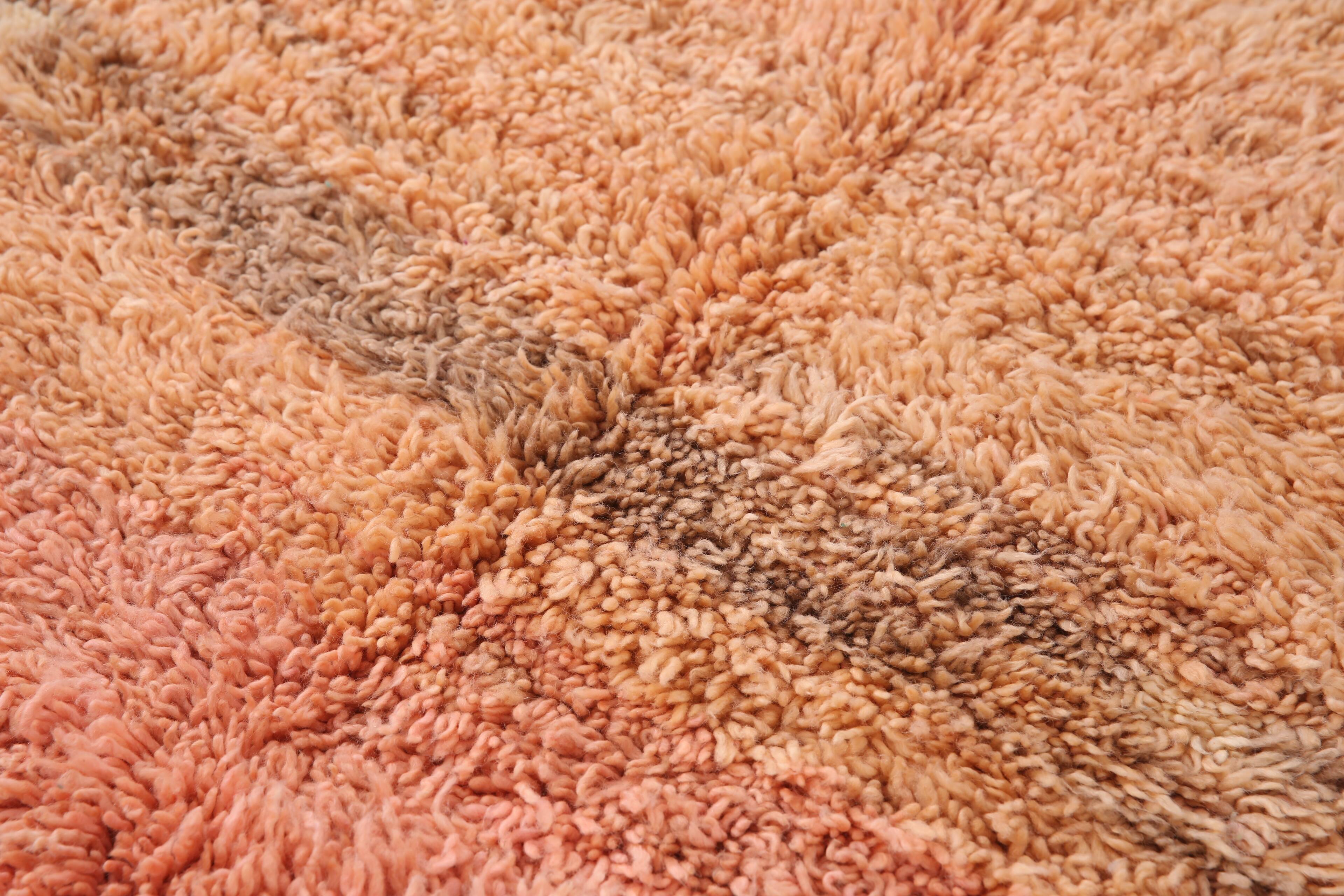 Tapis marocain vintage fait main en laine pêche