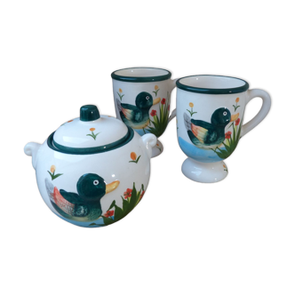 Ensemble sucrier et duo mugs, deux tasses en céramique décor canards oiseaux verts et jaunes peints