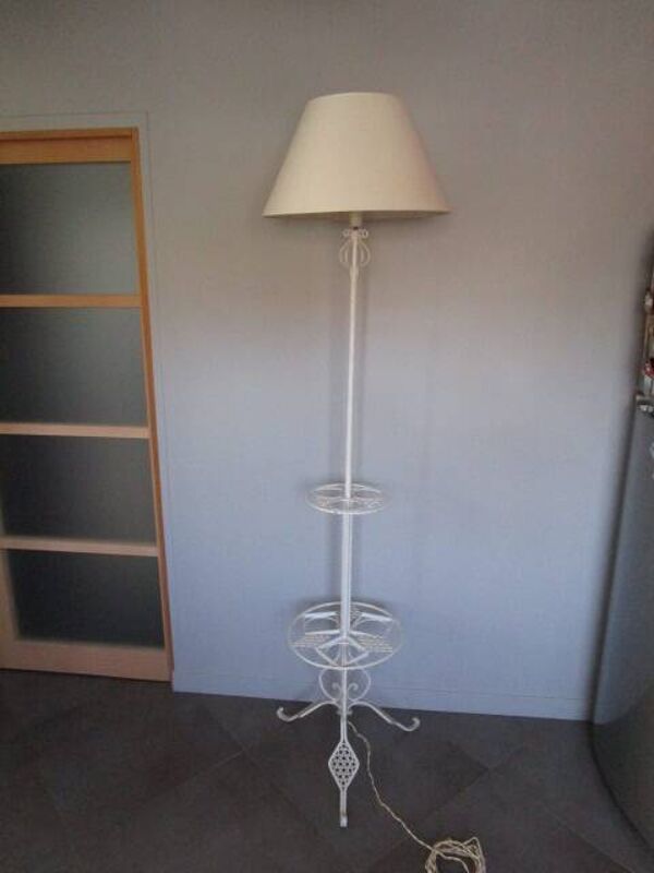 Lampadaire porte-plantes ancien en fer forgé blanc