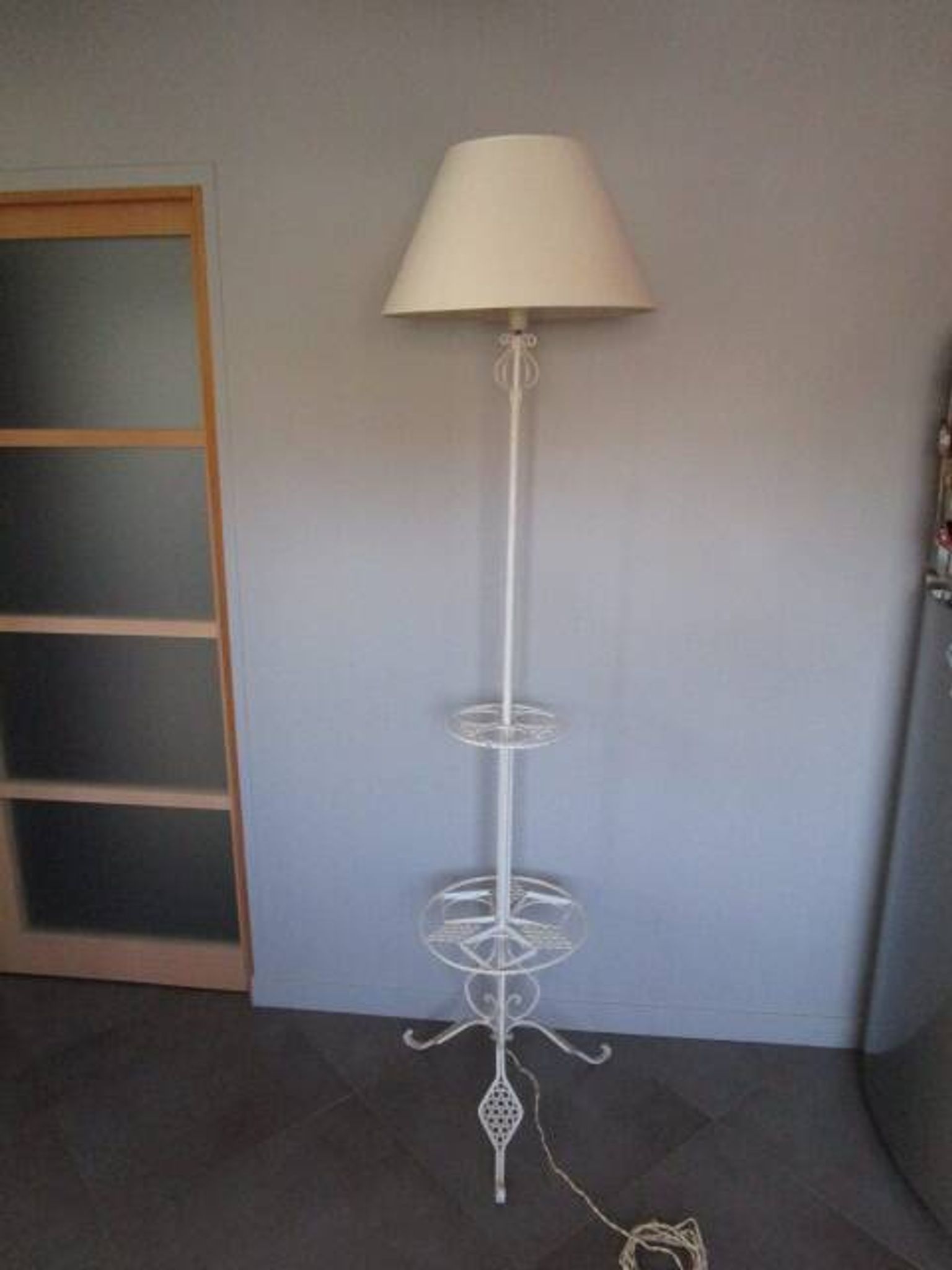 Lampadaire porte-plantes ancien en fer forgé blanc