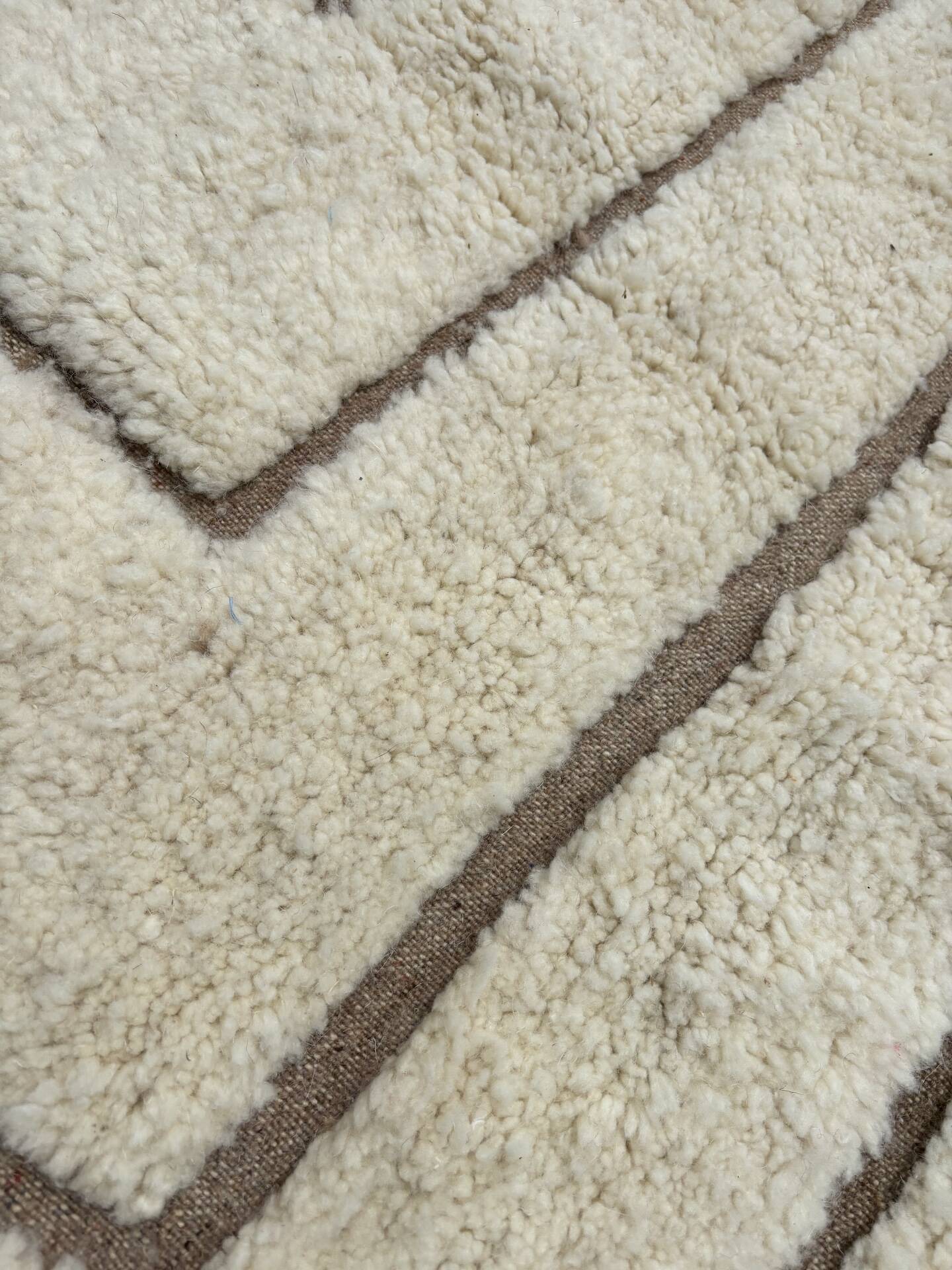 large modern Moroccan Berber rug Benin Ouarain