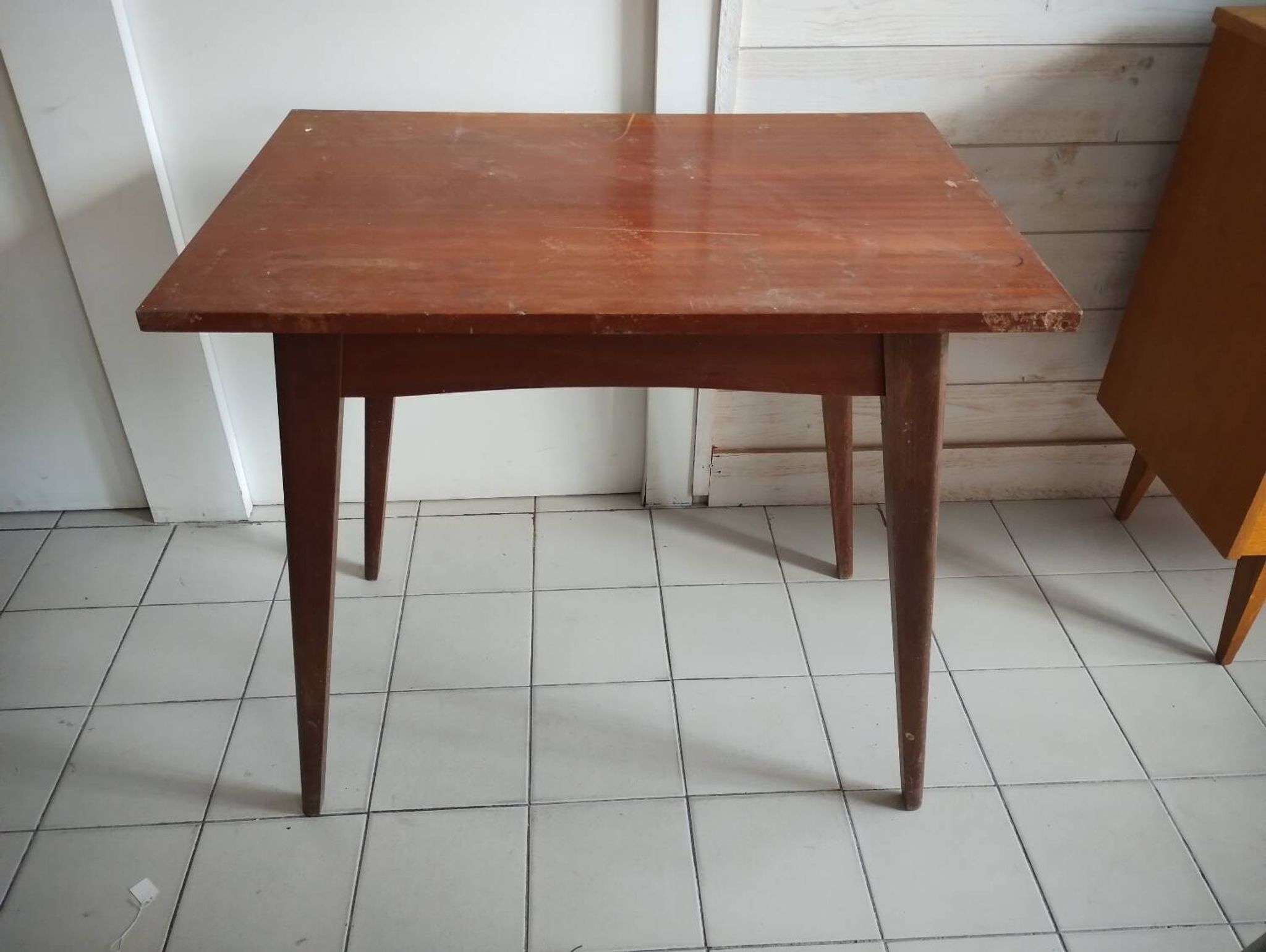 Compass leg desk