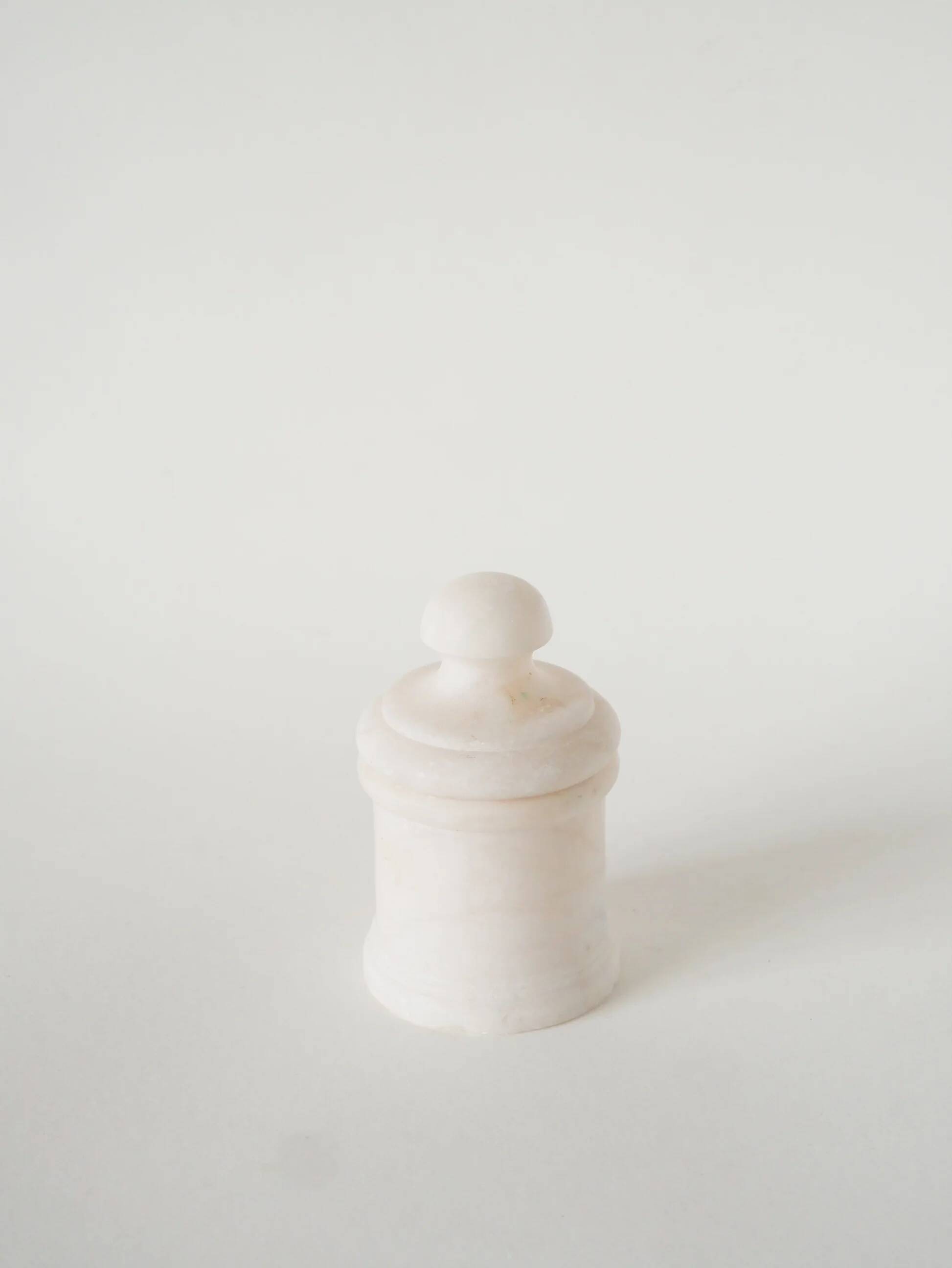 Alabaster box, round shape, white, design, 1970 - 13 x 8 cm