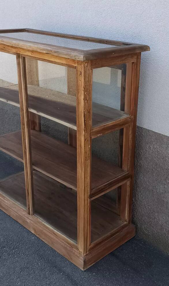 Antique wooden display cabinet with 2 doors