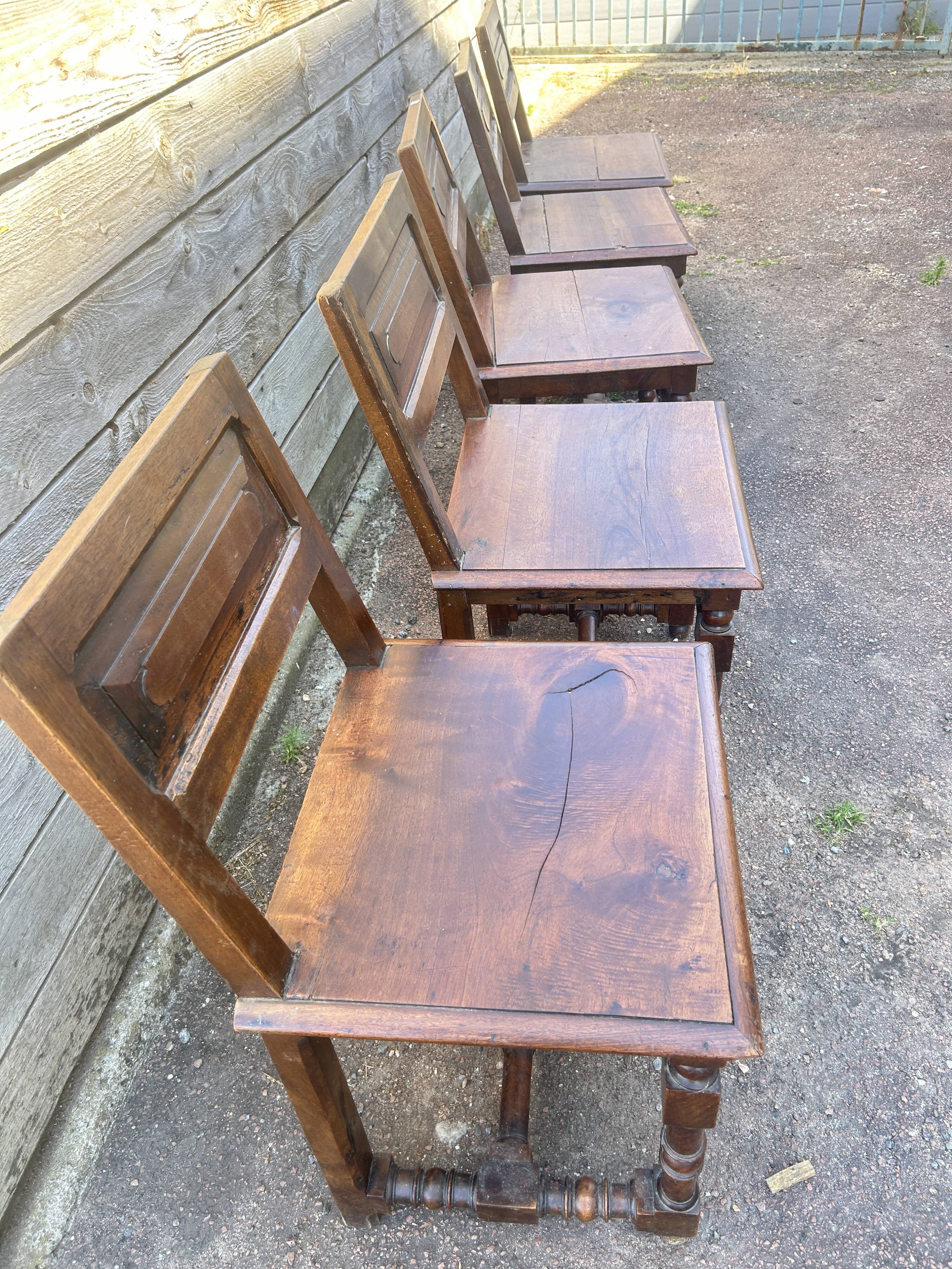 Lot de 5 Chaises en bois de style Louis XIII