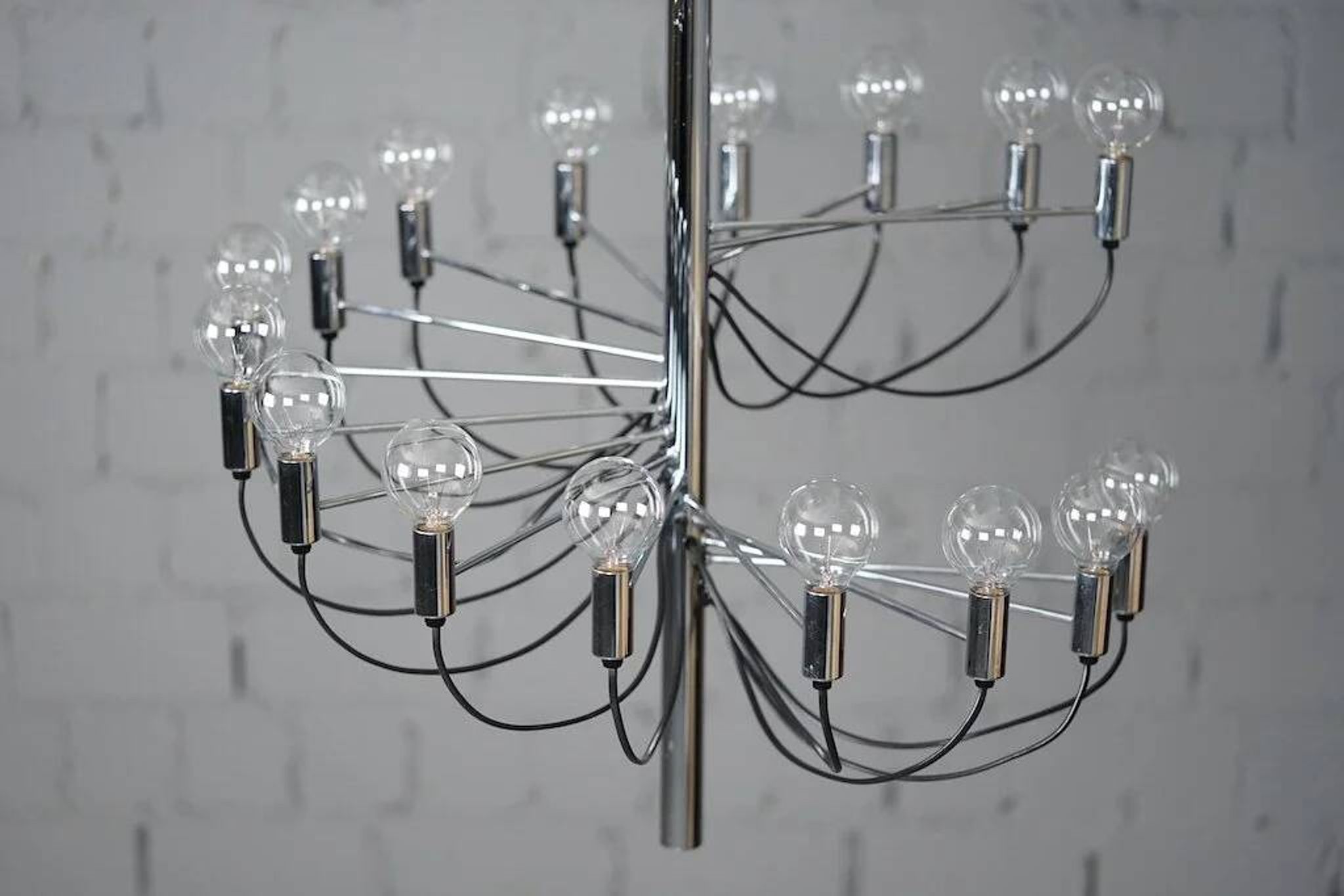 Chandelier in the style of Gino Sarfatti.