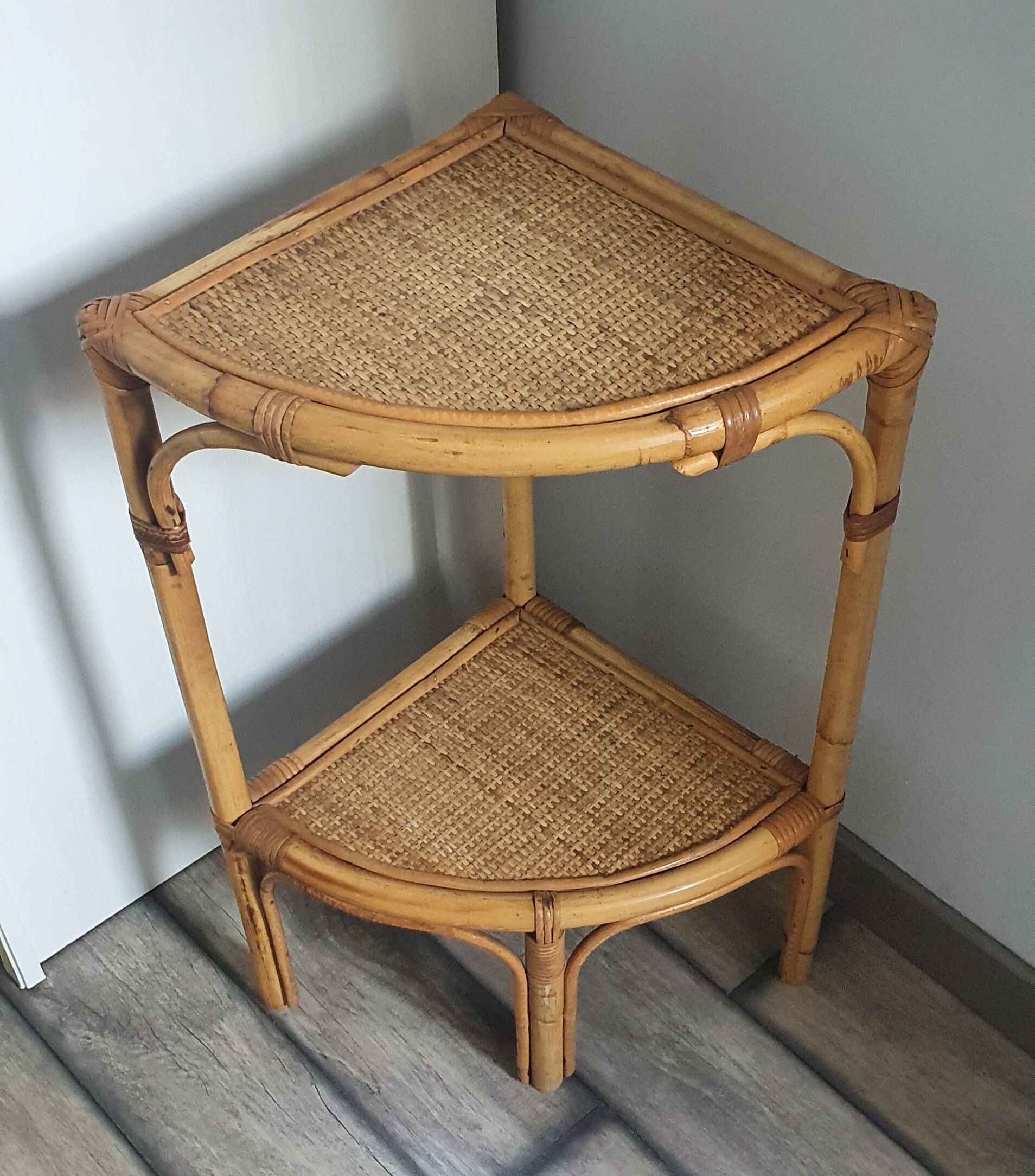 Étagère en rotin