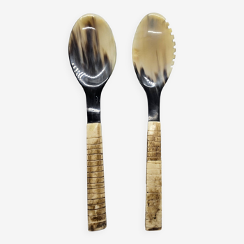 Serving cutlery set in buffalo horn and ribbed bone handle