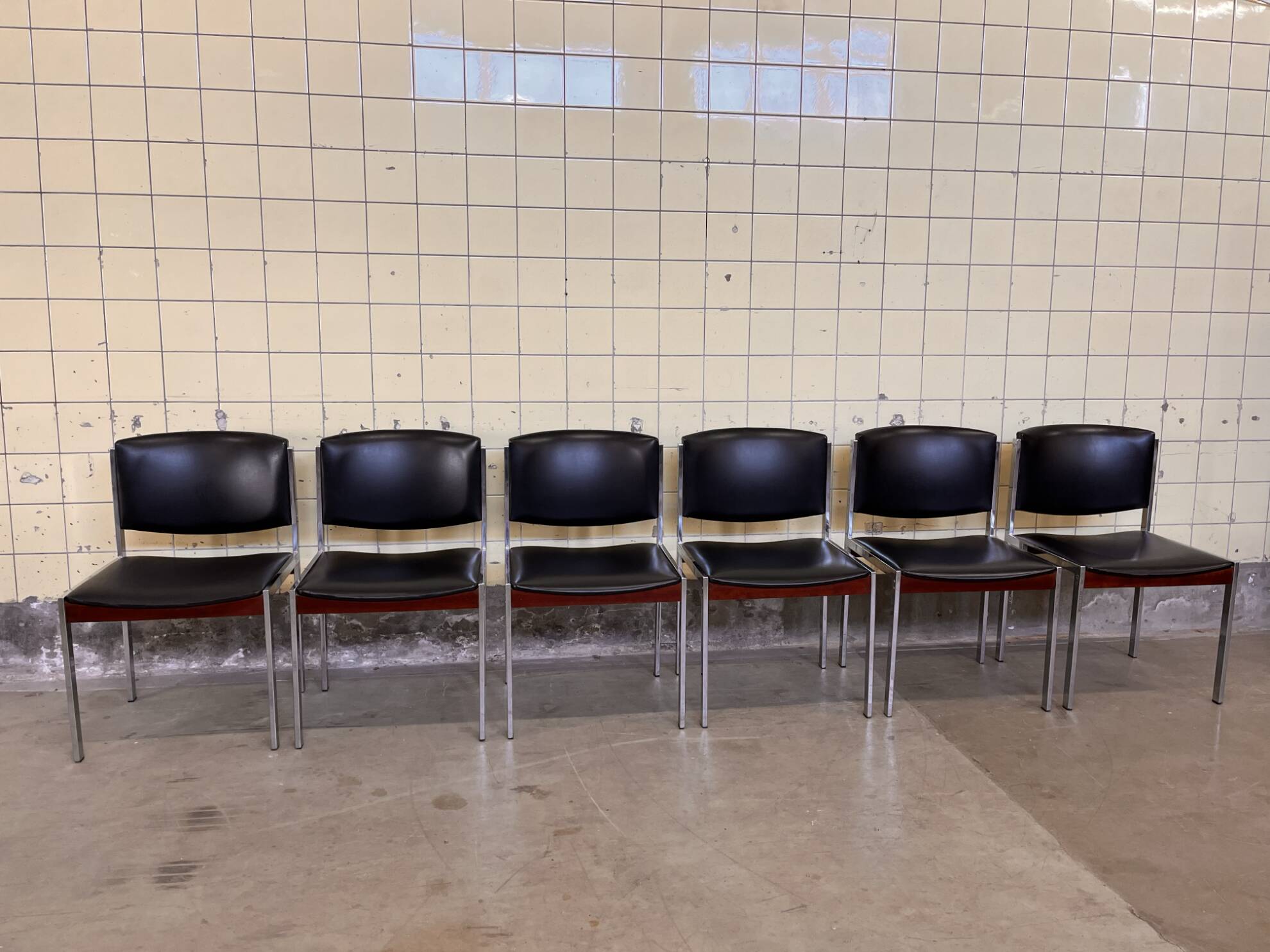 Set of six vintage chairs by Vform