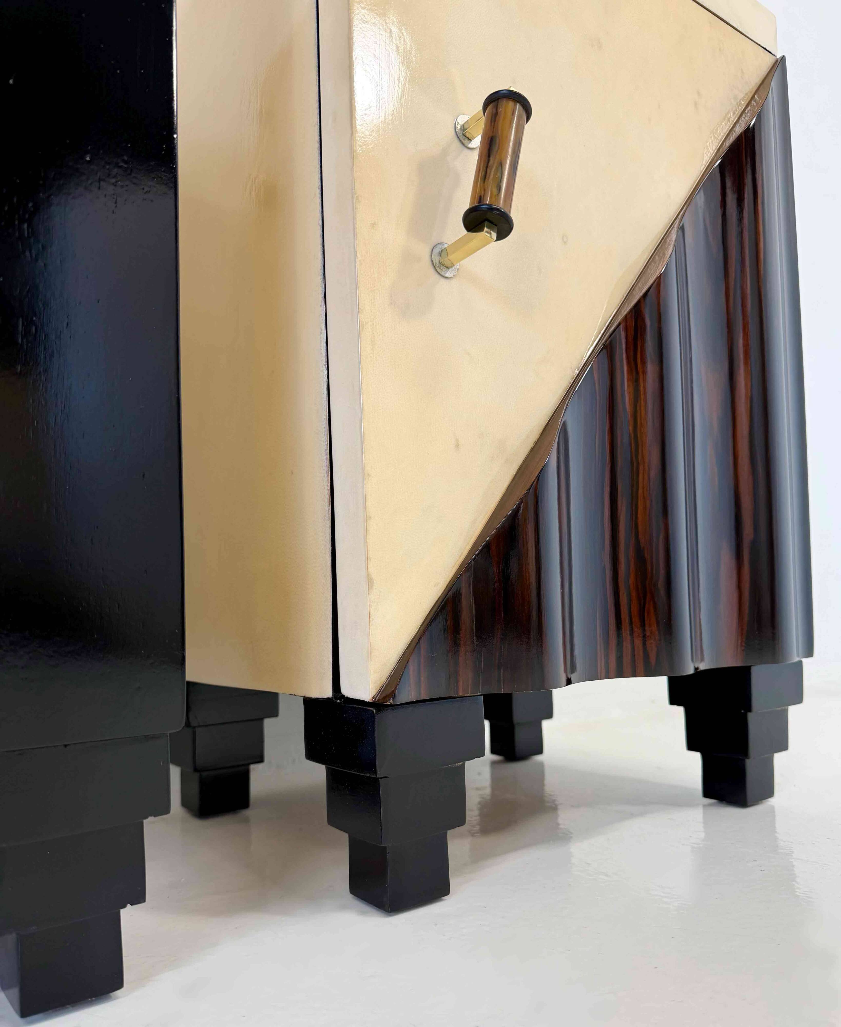 Paire de tables de nuit Art Déco italiennes attribuées à Gaetano Borsani, années 1930.