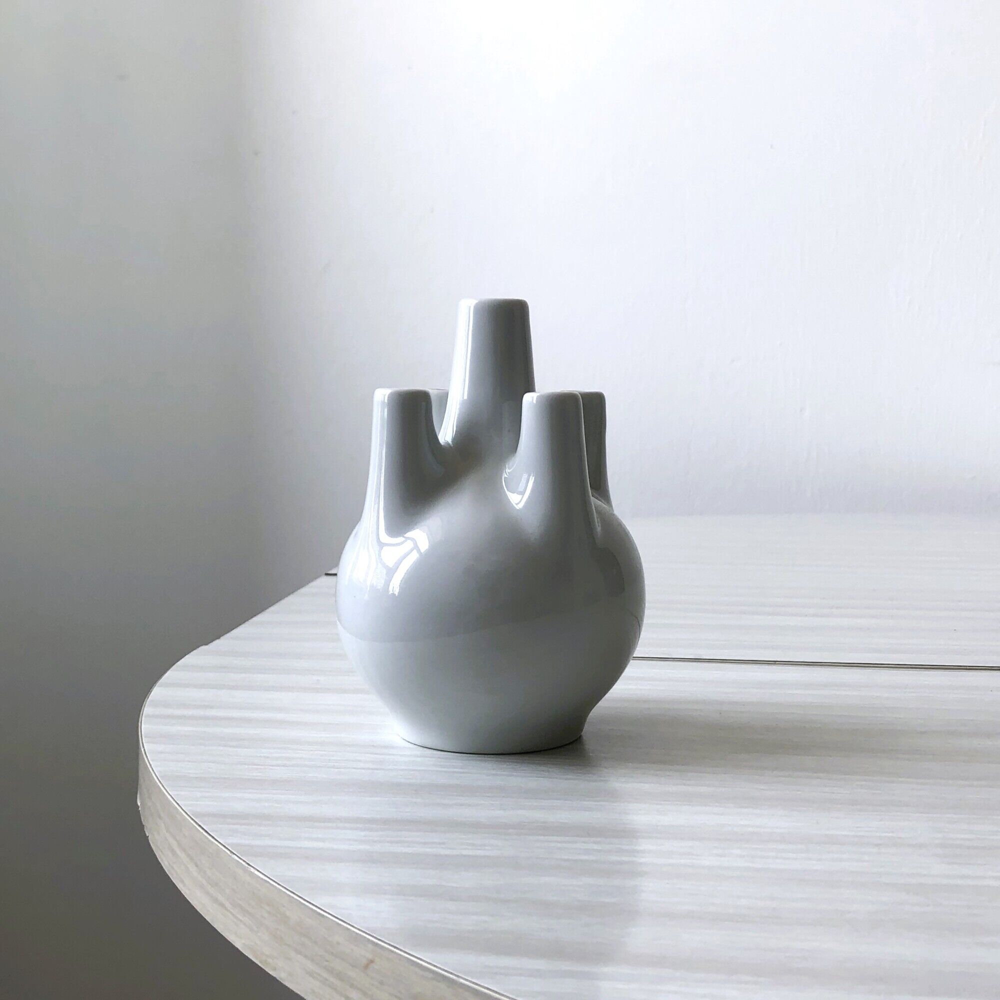 Flower pise vase in porcelain