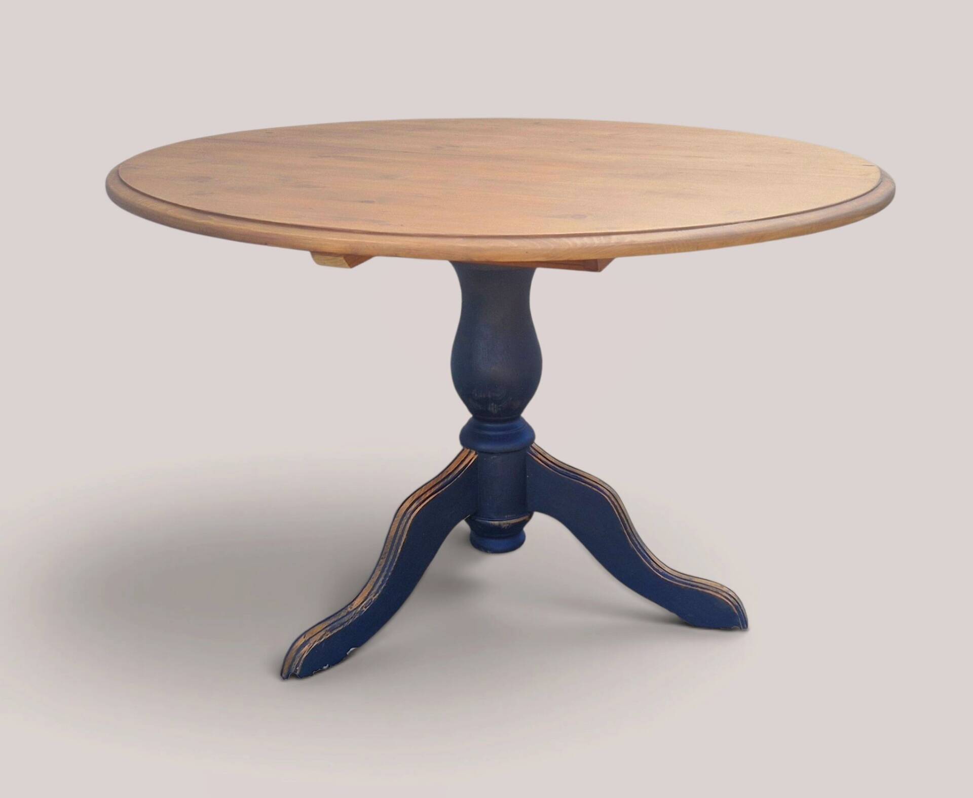 Extendable round table with central leg – Chic country spirit