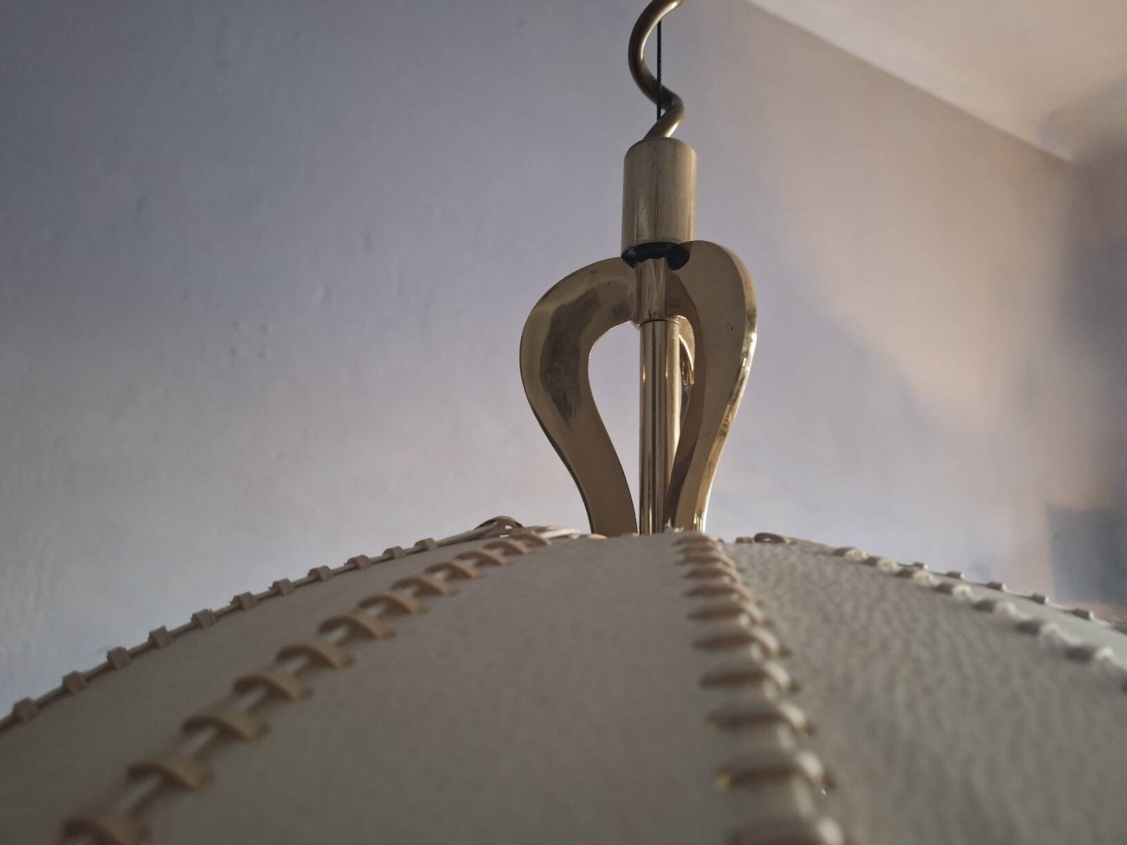 Grand chandelier en cuir, vélin et laiton en forme de cocon, Italie années 1950.