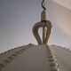 Grand chandelier en cuir, vélin et laiton en forme de cocon, Italie années 1950.
