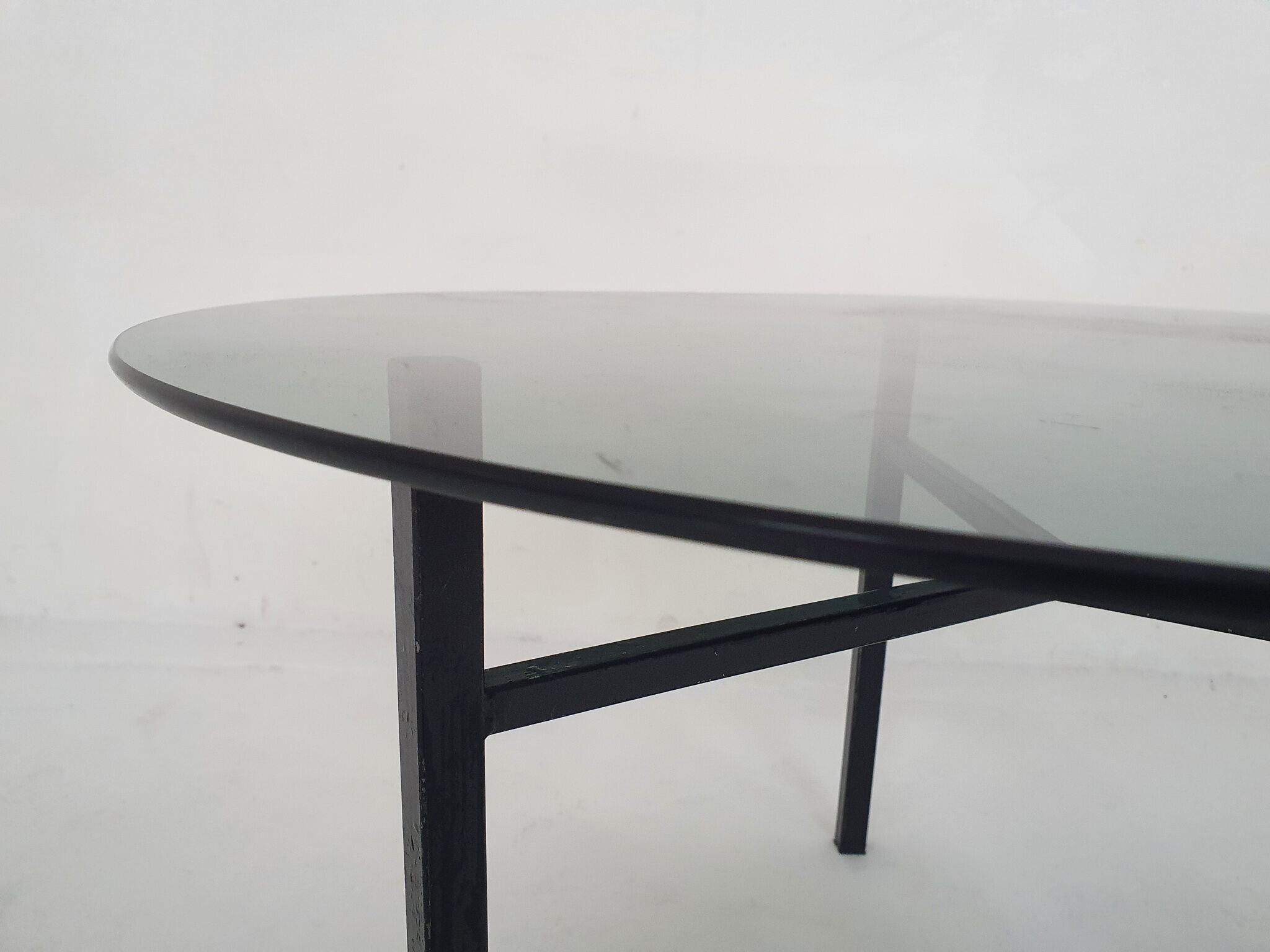 Table basse ronde en verre et en métal Pays-Bas des années 1960
