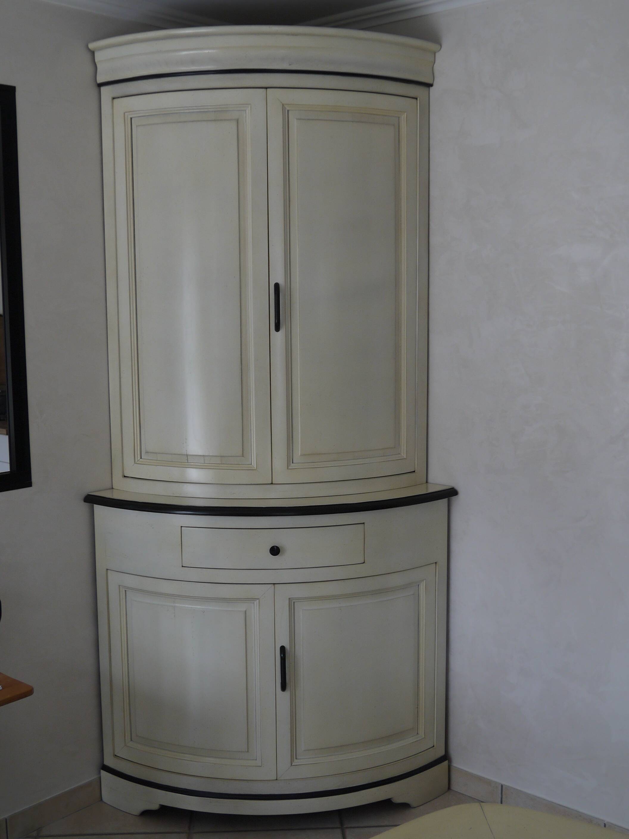 Corner cabinet