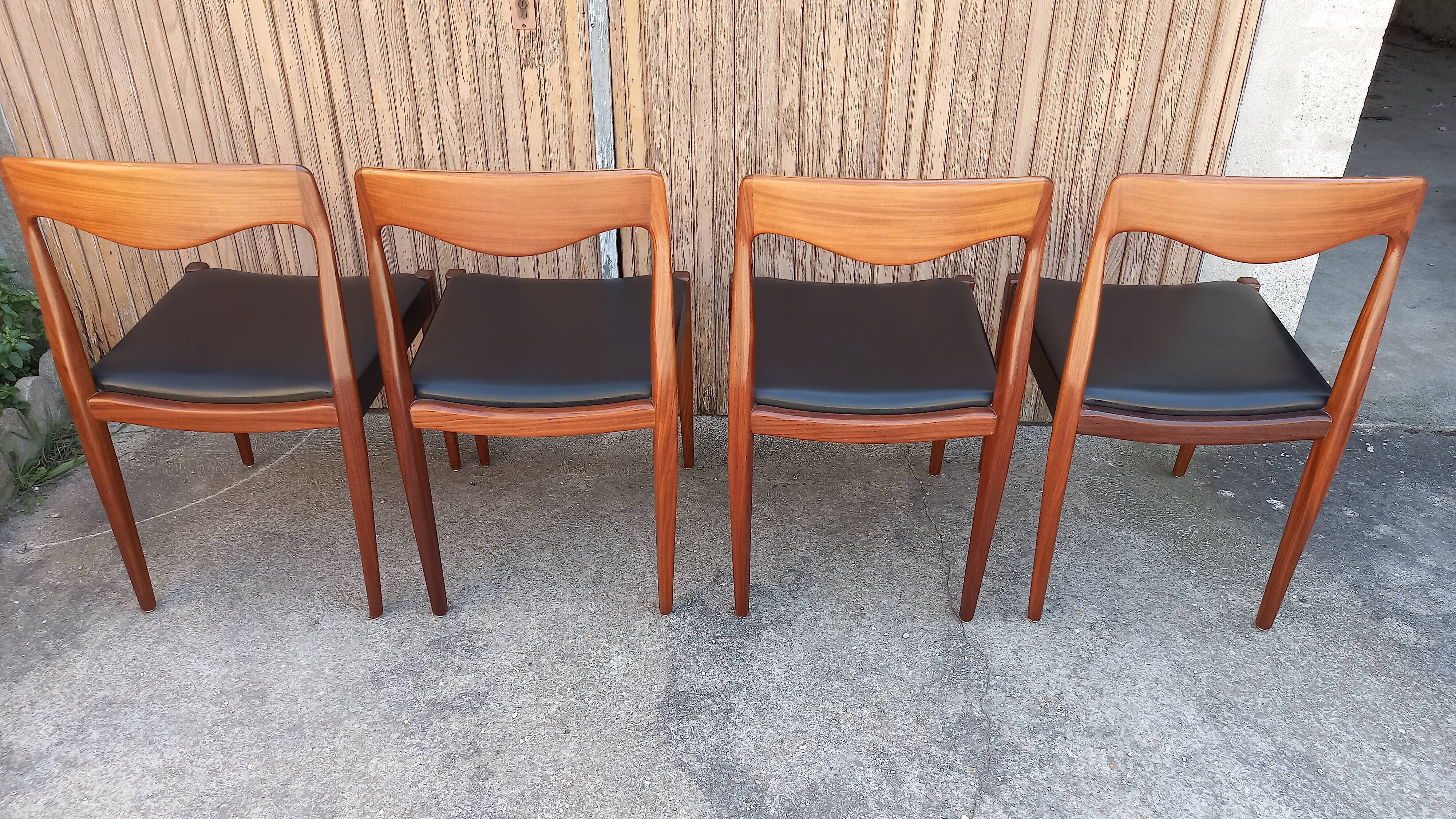 Suite de quatre chaises teck vintage