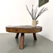 Table basse brutaliste en teck massif, slab monolithique, piètement tripode