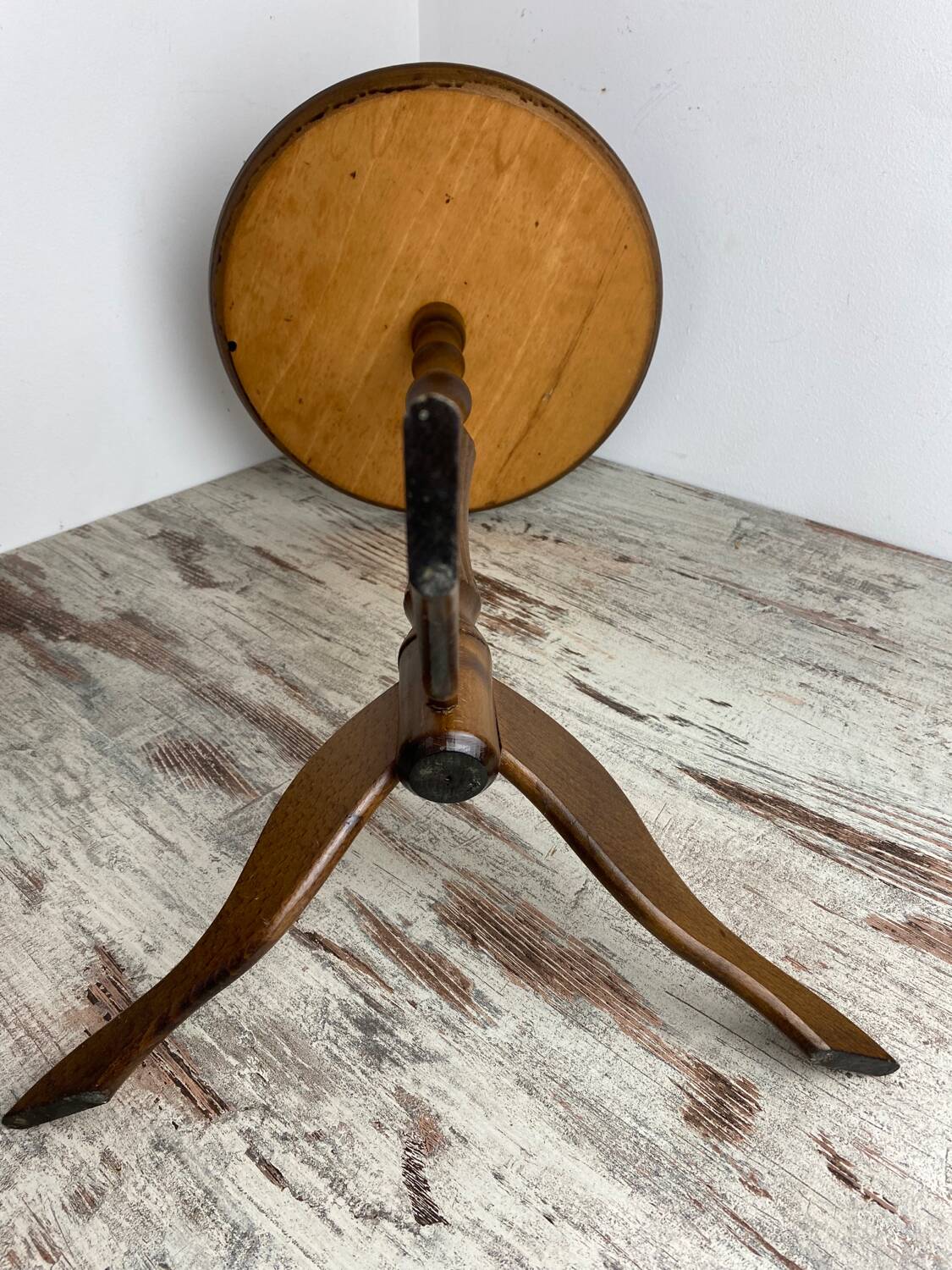 Wooden pedestal table