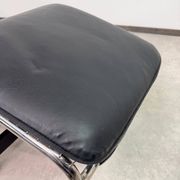 Vintage LC4 Chaise Longue par Le Corbusier en cuir noir