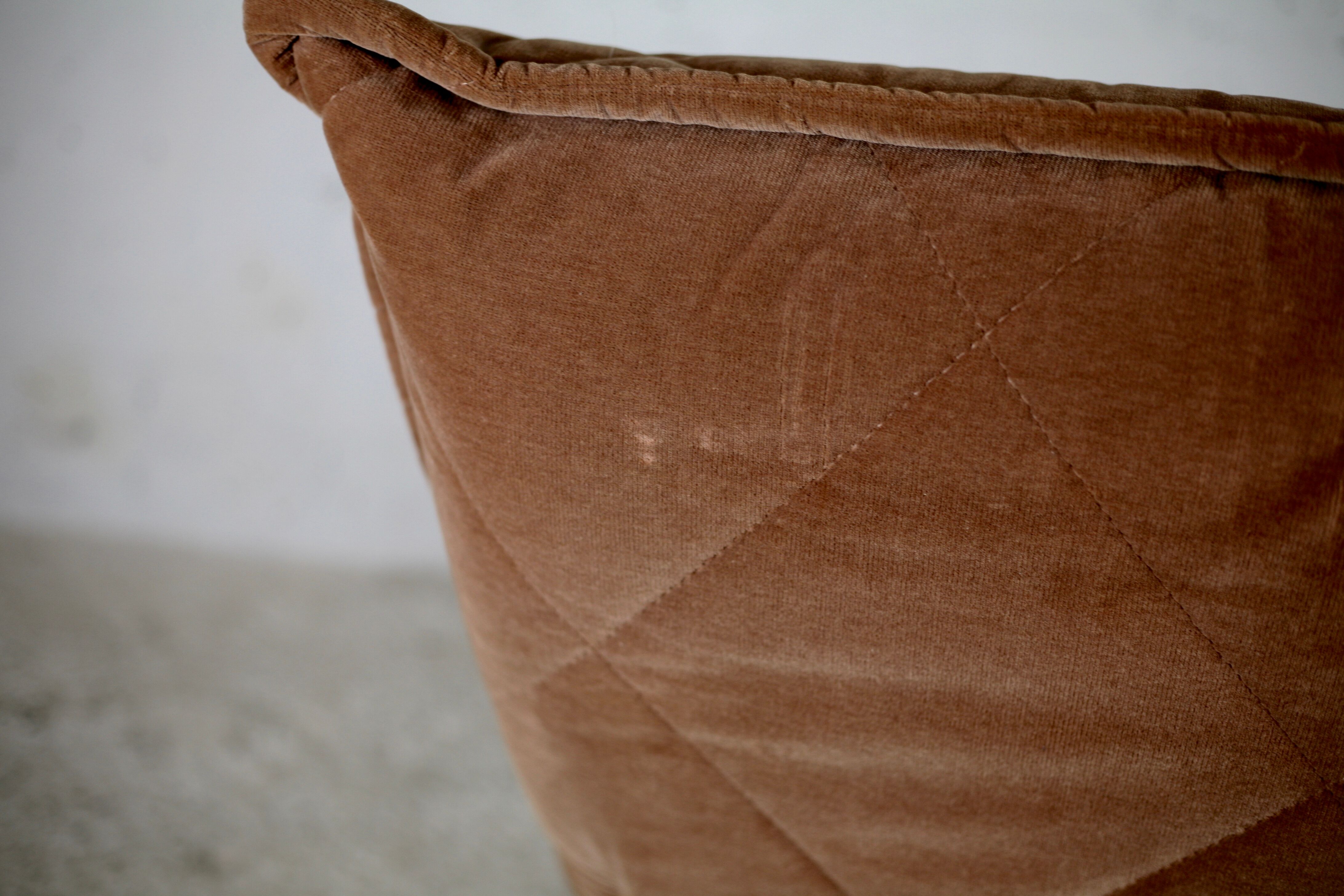 Velvet driver "caramel", France, circa 1970.