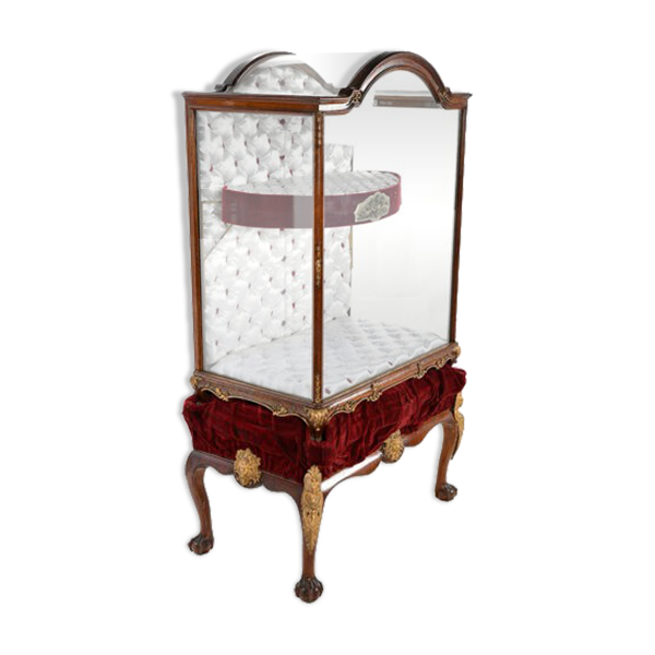 Vitrine de bijoutier en acajou à piètements en bronze doré
