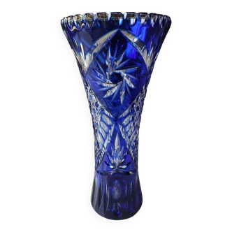 Grand vase bleu cobalt en cristal de Bohème tailles, col évasé, contours crantés 27,5 cm