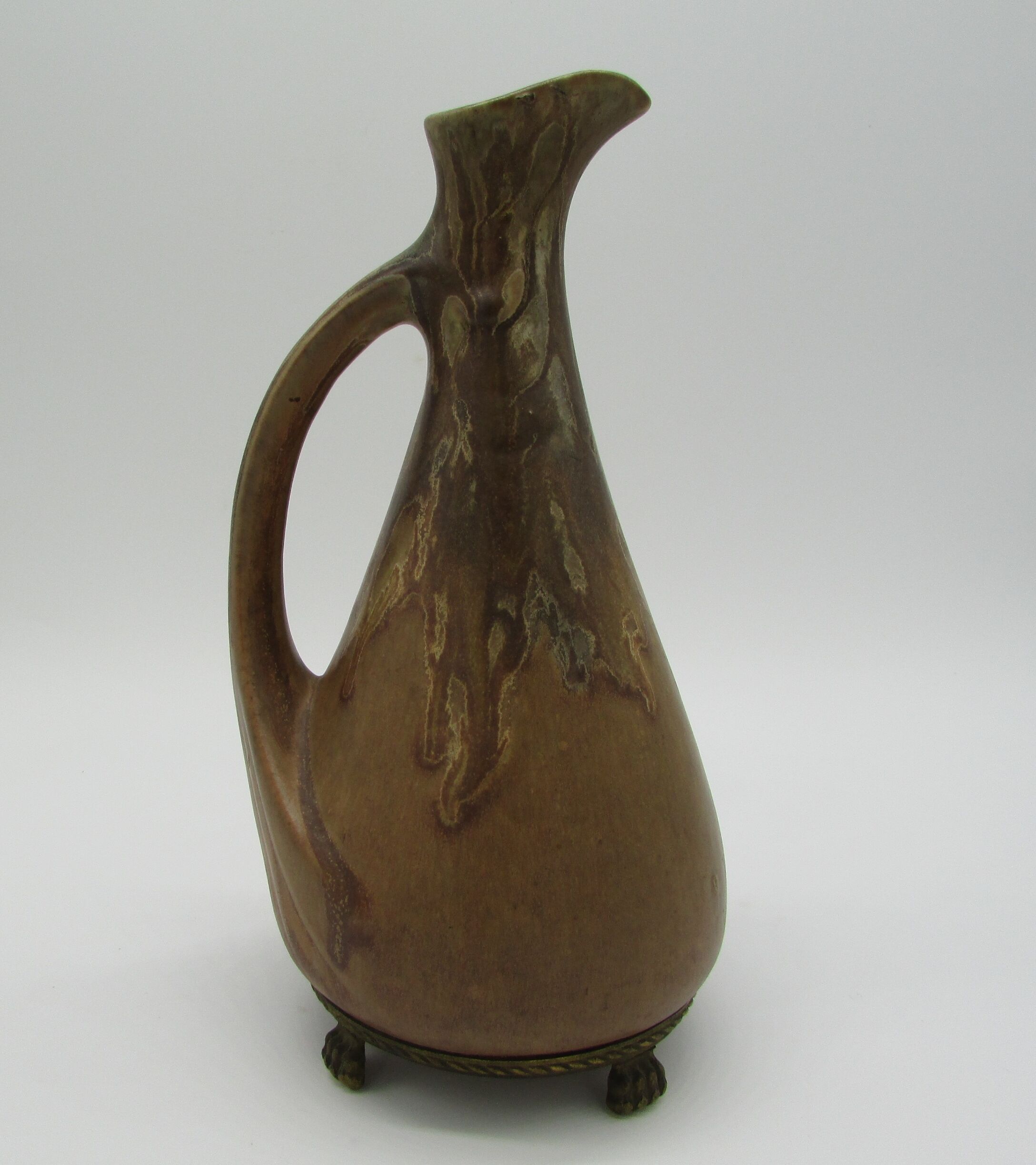 Denbac pitcher mounts lion paws