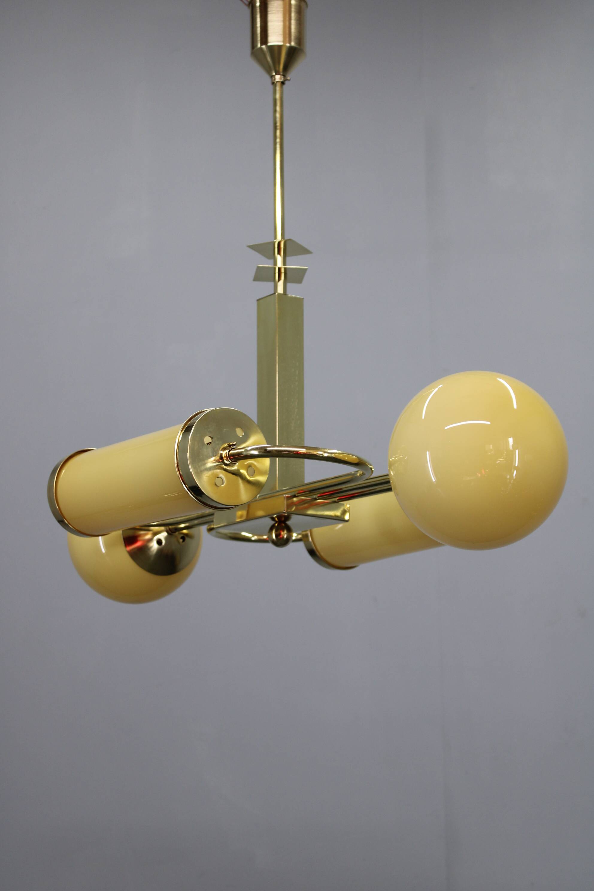 Lustre Art Déco tchécoslovaque en laiton des années 1930, avec globe et abat-jour opalescents.