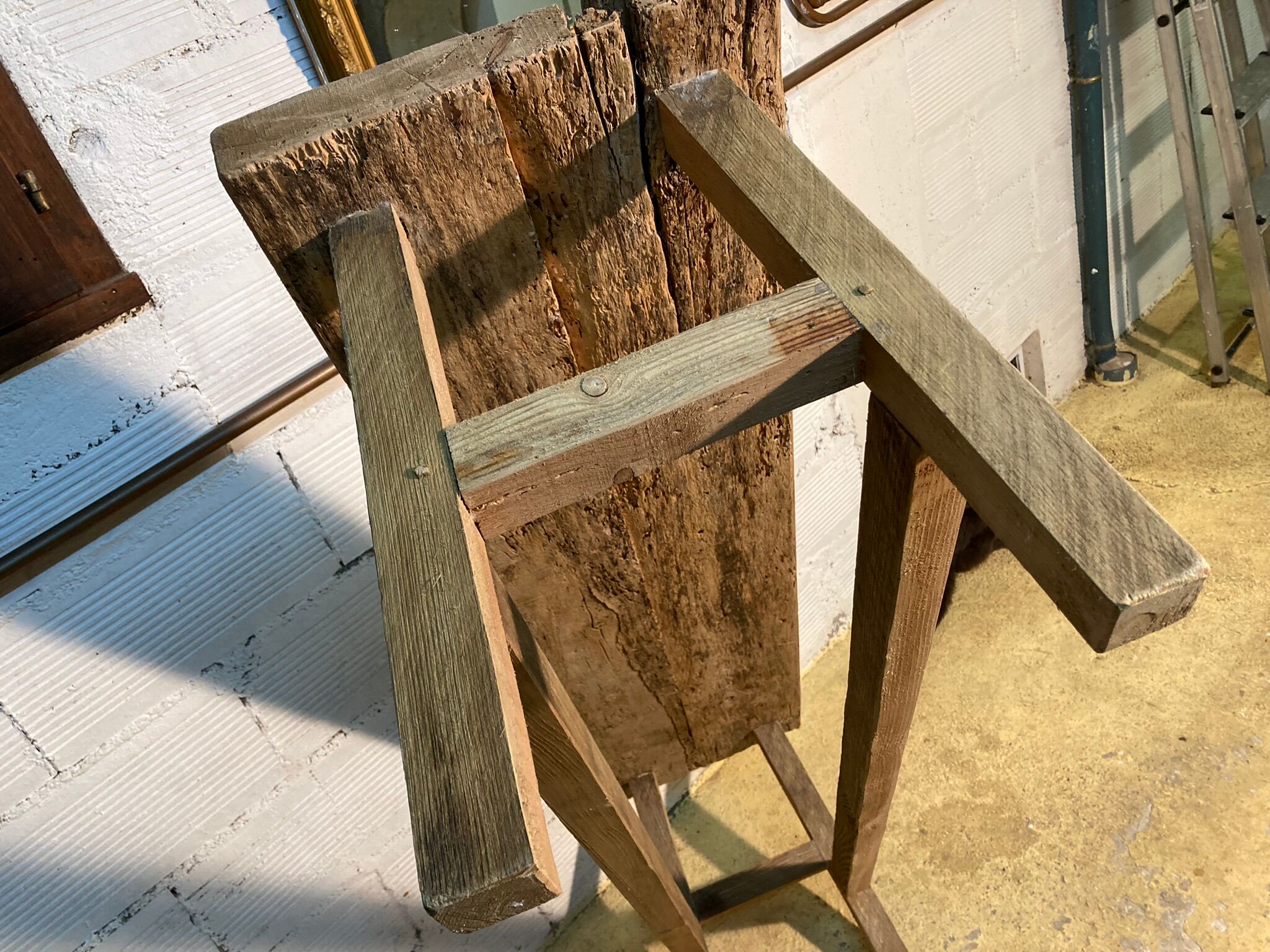 Banc ancien en bois brut
