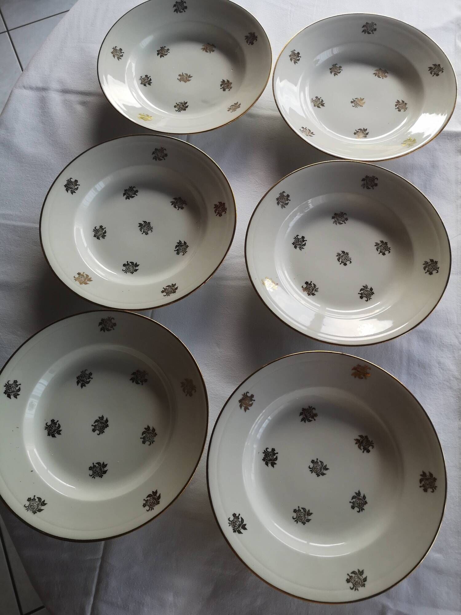 6 deep plates in French porcelain – gold floral decoration