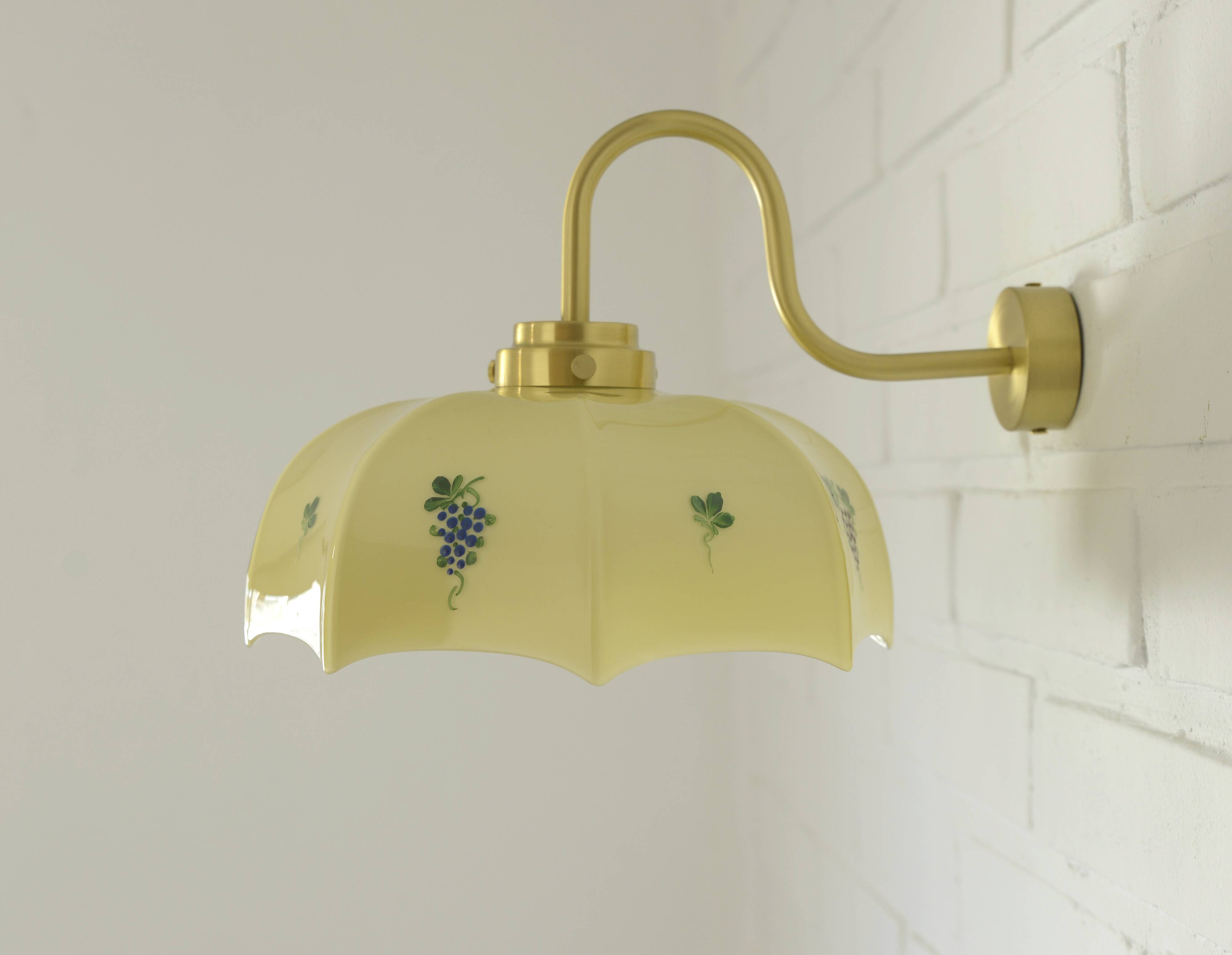 Applique murale vintage en verre beige, style années 1950, avec col de cygne et luminaire en laiton.