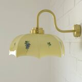 Applique murale vintage en verre beige, style années 1950, avec col de cygne et luminaire en laiton.