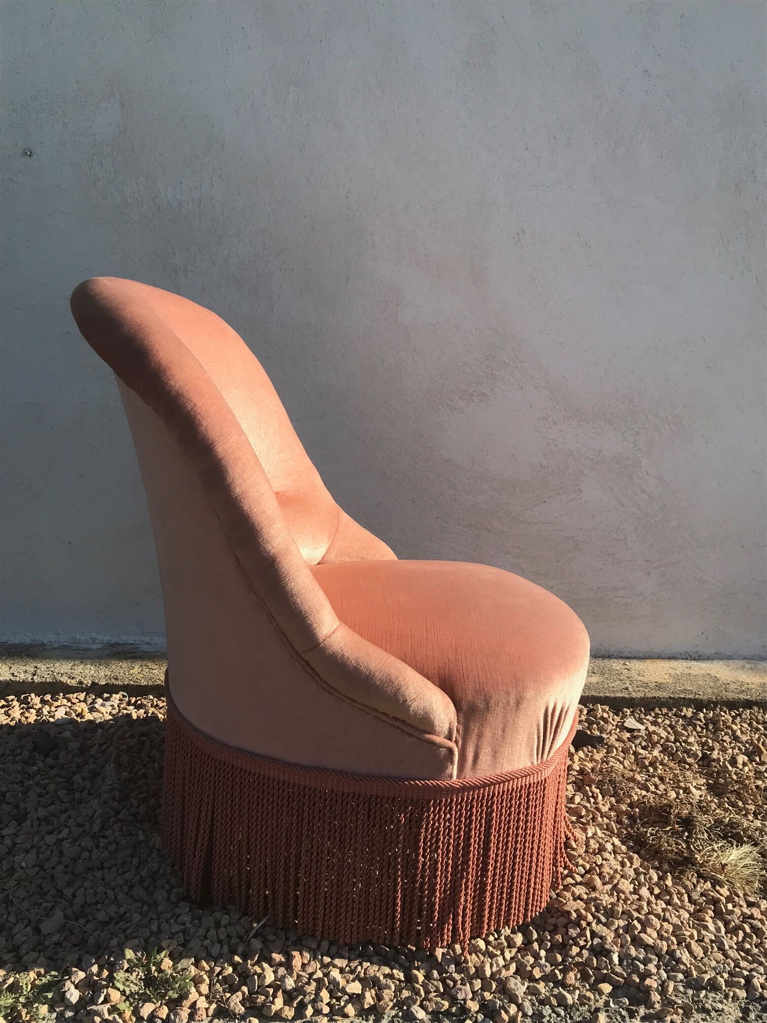 Pink velvet toad chair