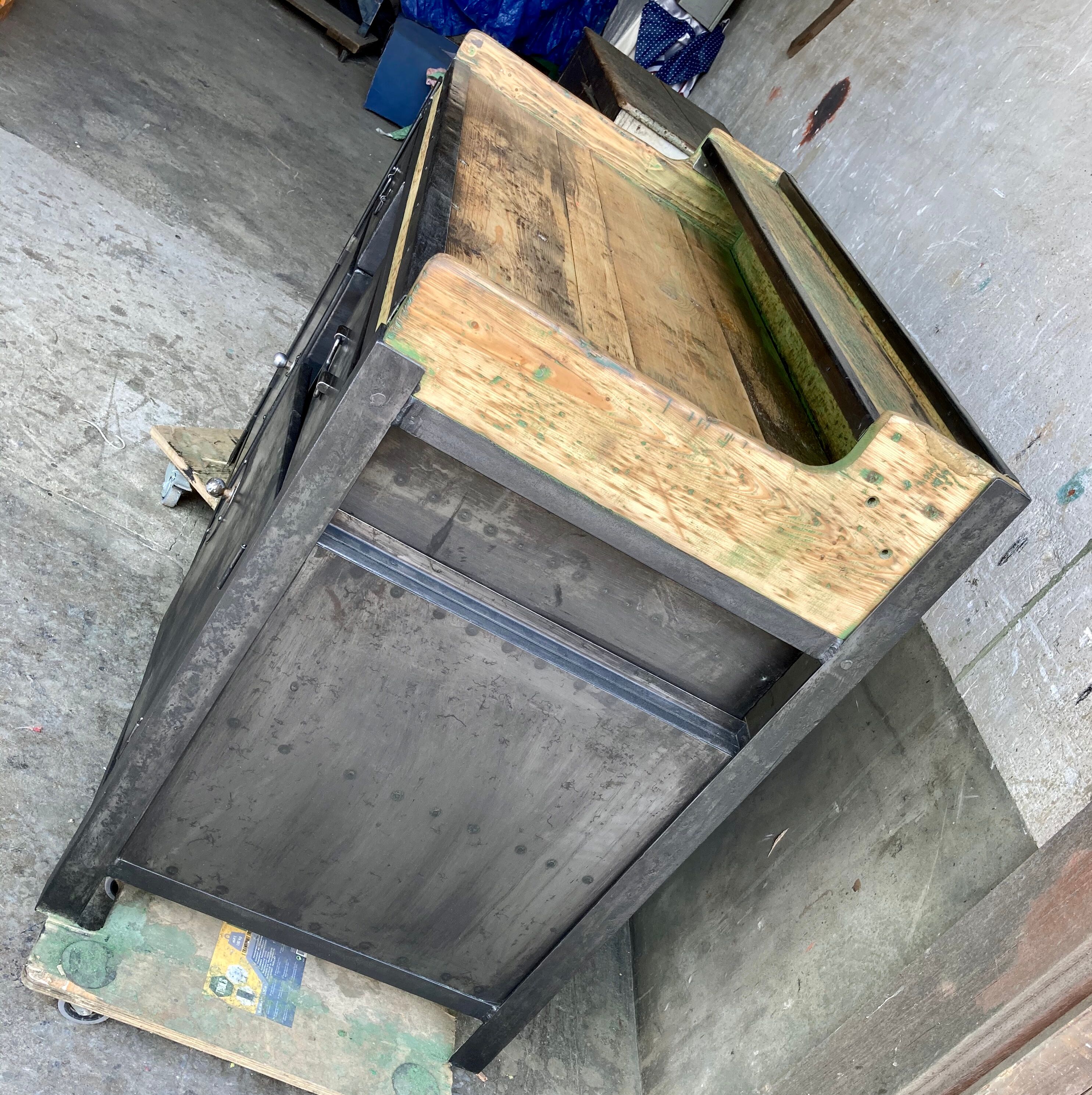 Workbench in metal and wood