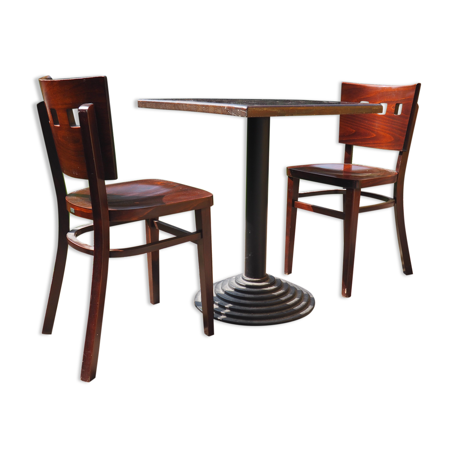 Bistro table and its two chairs