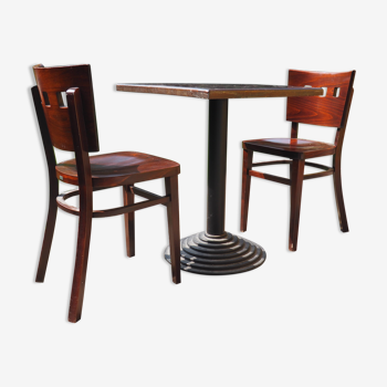 Bistro table and its two chairs