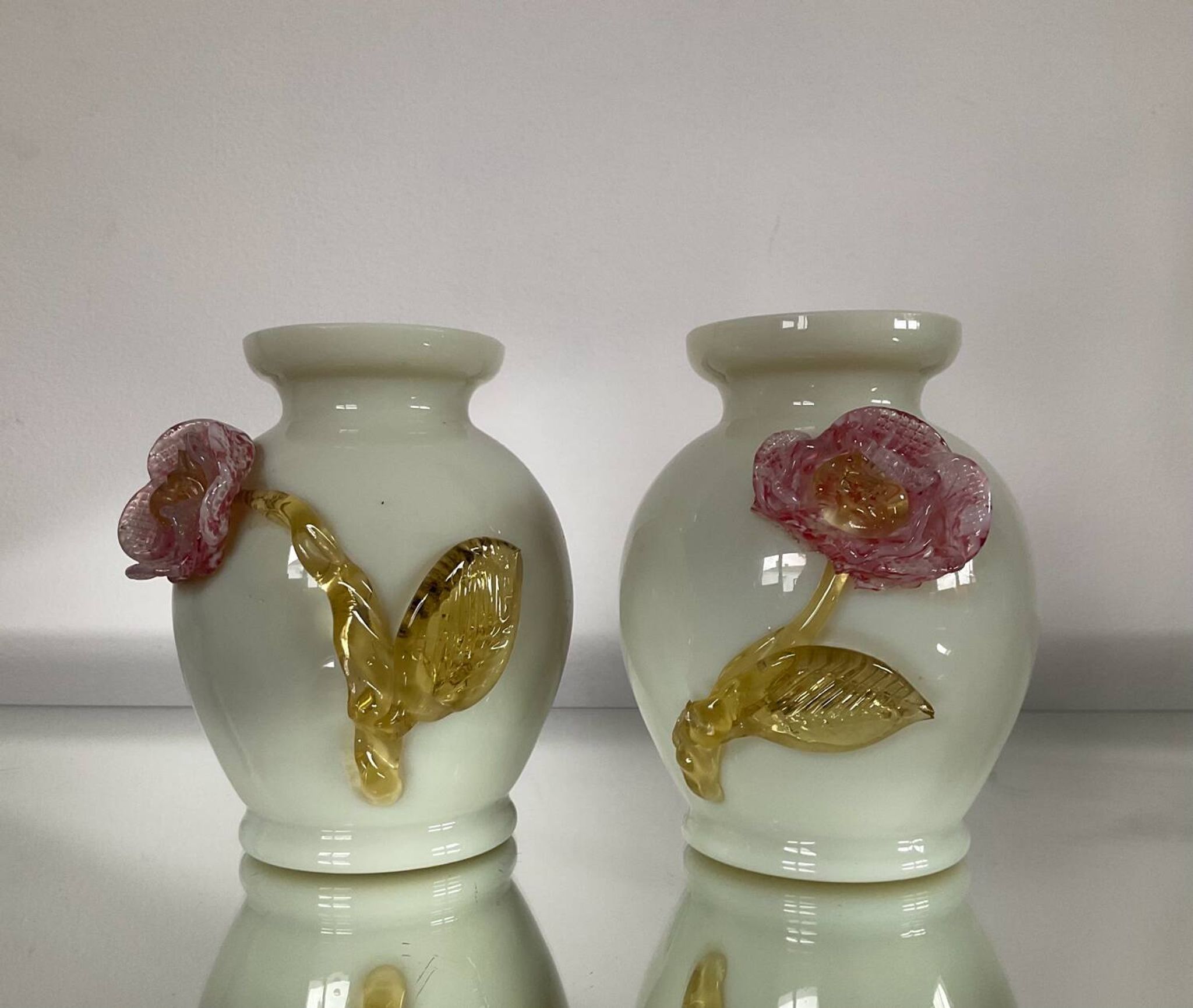 Paire de petits vases vintage en opaline et pâte de verre