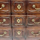Commode, Galbée arbalète en noyer 18 ème
