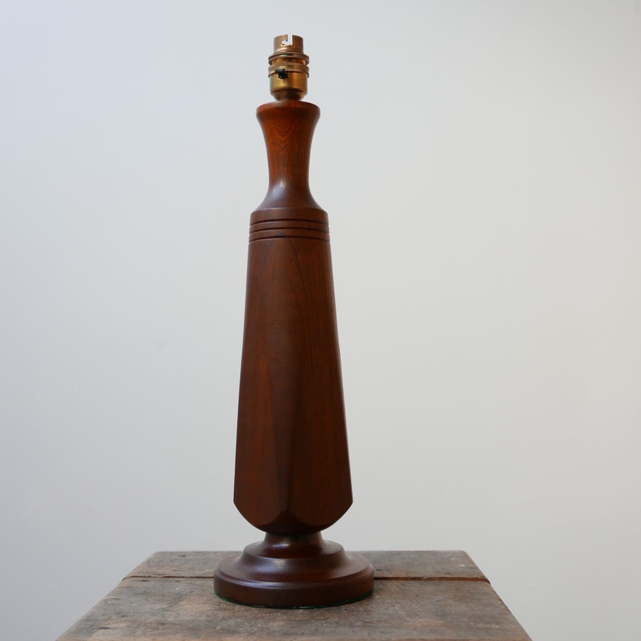 Lampe de table scandinave du milieu du siècle en teck