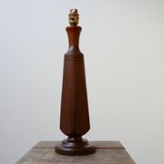 Lampe de table scandinave du milieu du siècle en teck
