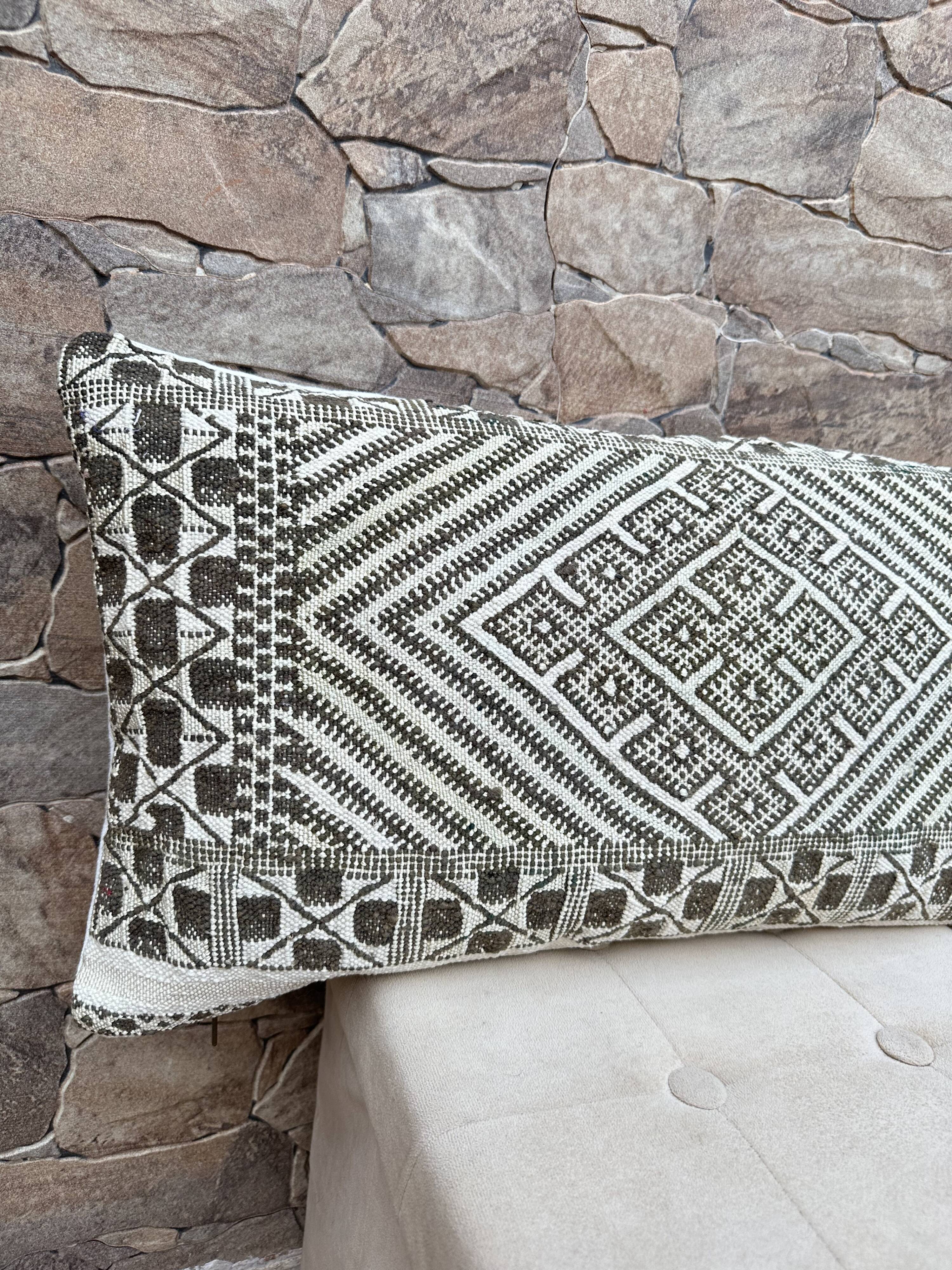Vintage Moroccan Berber Boujaad pillow